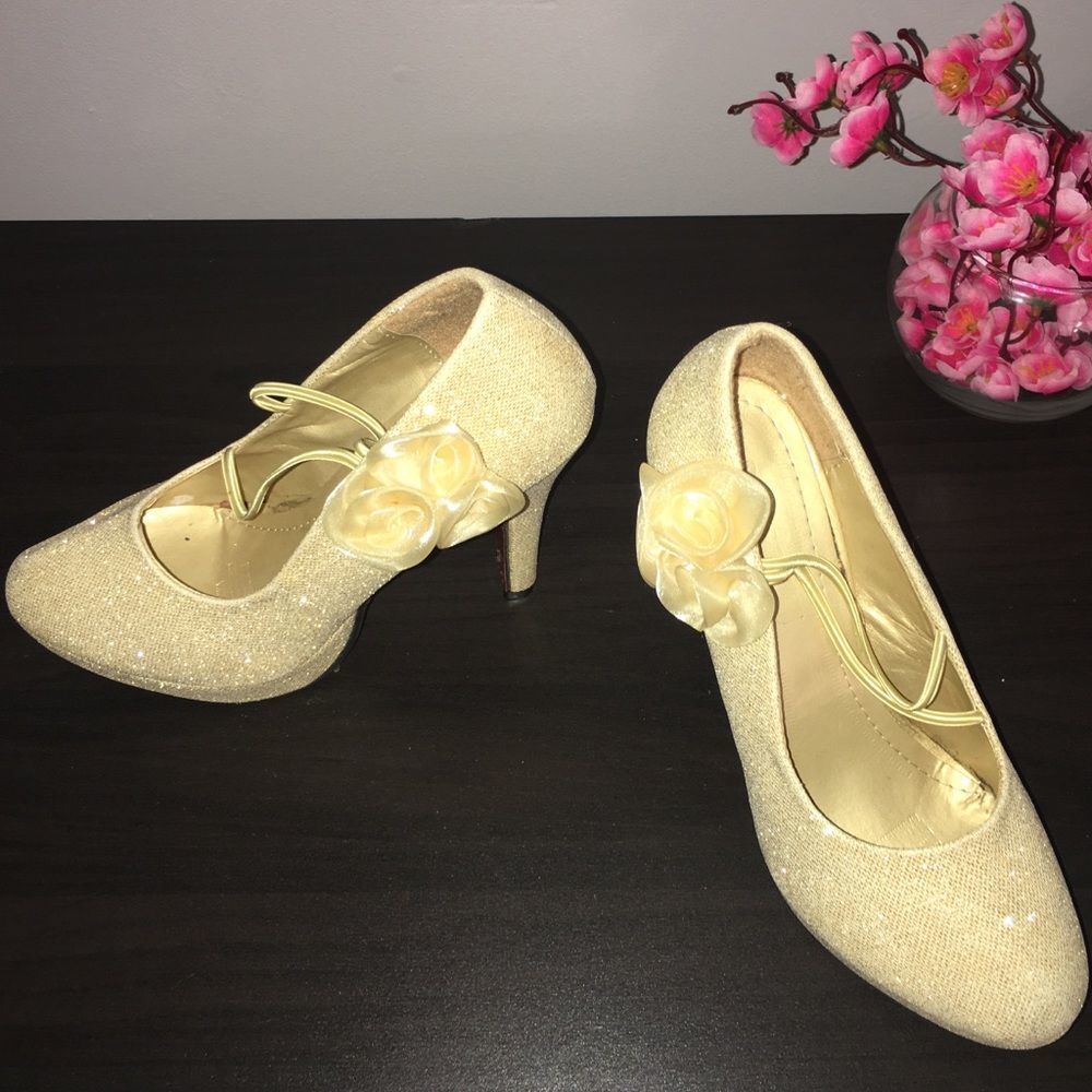 Beautiful sparkly gold heels with flower detail - Picture 8 of 8